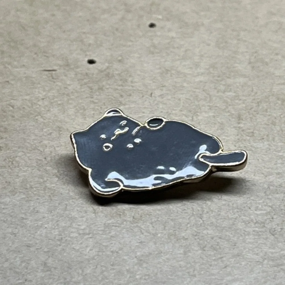 Cartoon‎ Cat Laying On Side Cute Lapel Hat Pin
